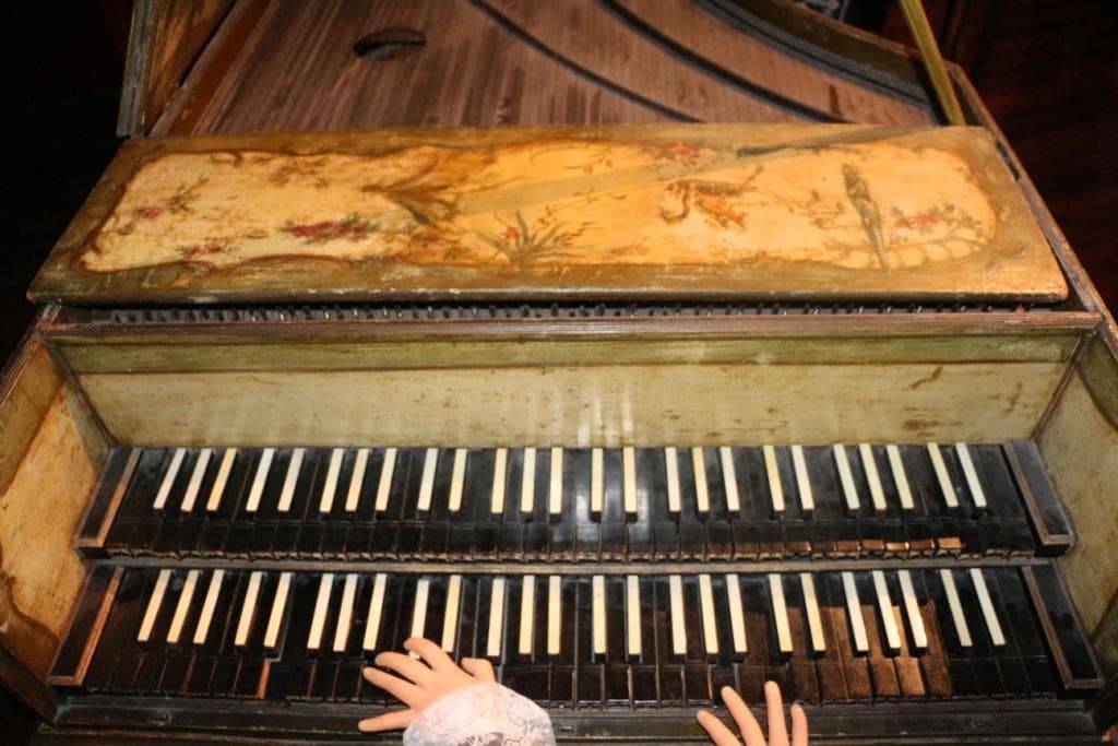 Clavecin del XVIII secolo in legno scolpito e policromo, testimone della storia musicale al Museo Grevin