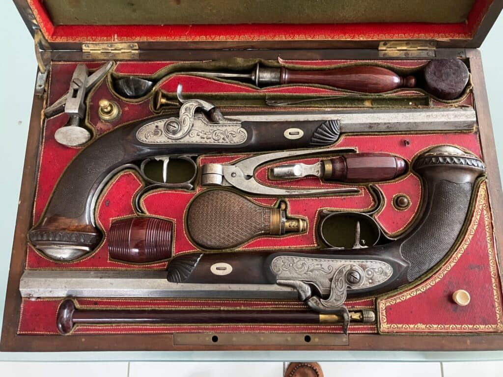 Stima di un Cofanetto di Pistole da Duello in Buone Condizioni e Realizzate in Legno e Metallo