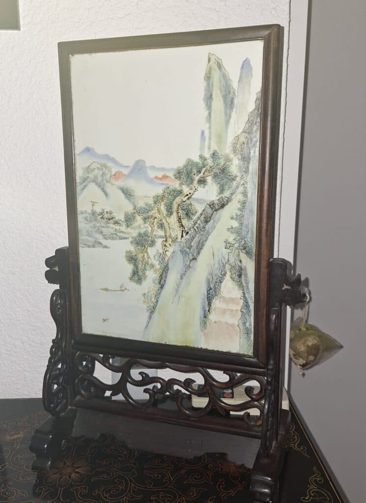 Stima del valore di un paravento da tavolo cinese realizzato in porcellana fine e dettagliata Stima del valore di un paravento da tavolo cinese realizzato in porcellana fine e dettagliata
