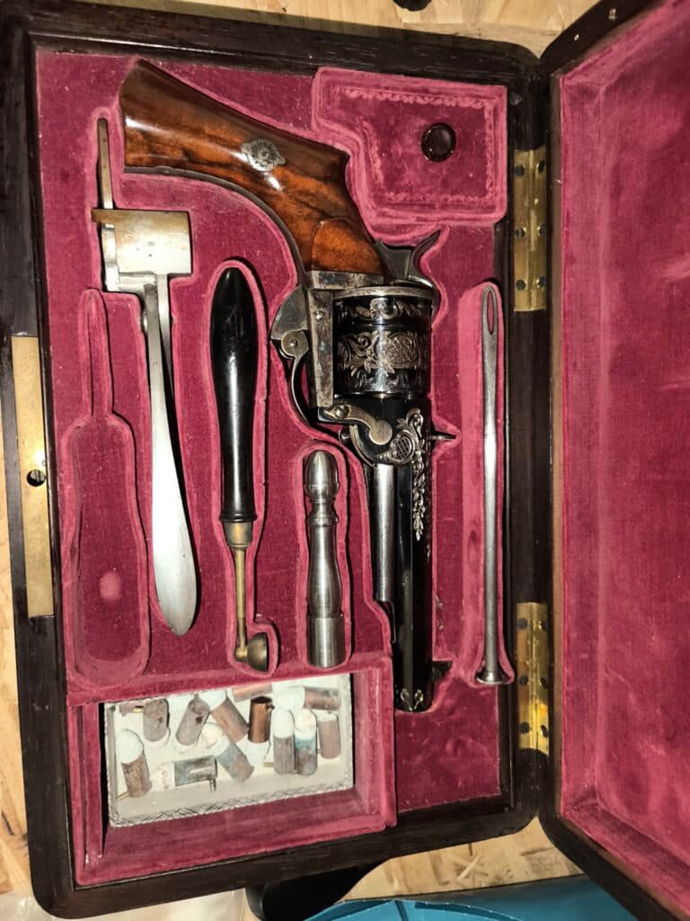 Valutazione di un revolver antico ornato, specificamente del piccolo modello di Loron