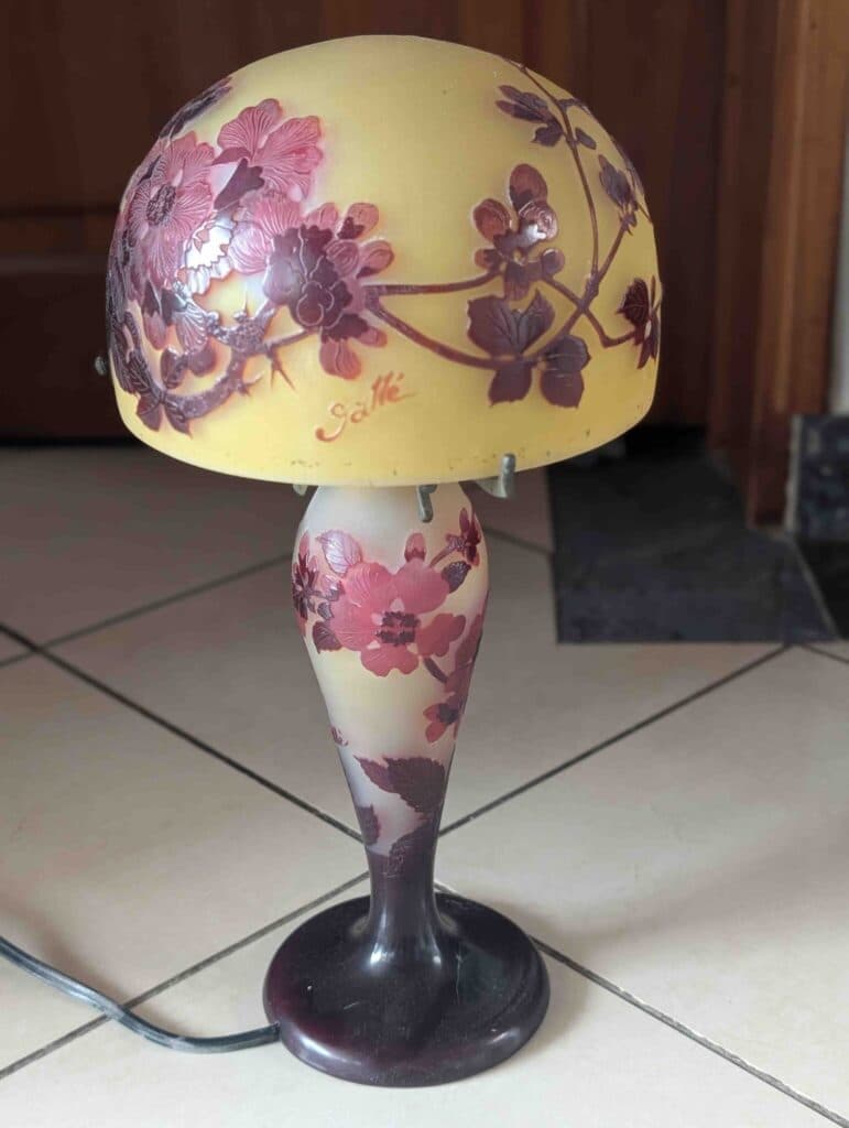 Stima del valore di una lampada Galle risalente al 1934 firmata dall’artista senza la E, un oggetto familiare prezioso di Nancy