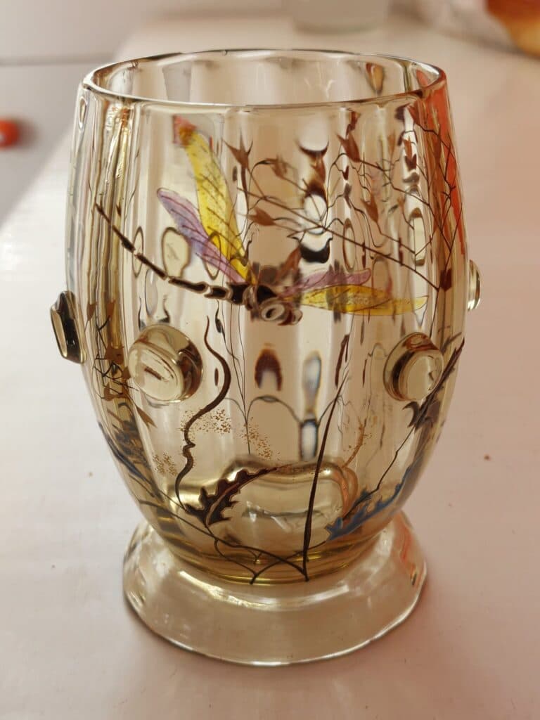 Stima di un vaso in cristallo di 12cm firmato E Galle con decorazione di libellula, proveniente da una successione