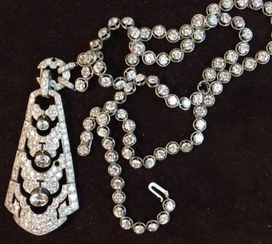 Pour estimer un bijou de haute joaillerie, plusieurs critères doivent être pris en compte.
Tout d’abord, il est essentiel d’examiner la qualité des matériaux utilisés. Les pierres précieuses, comme les diamants, rubis, émeraudes et saphirs, doivent être évaluées en fonction de leur taille, couleur, pureté et coupe. Ces caractéristiques influencent directement la valeur du bijou.
Ensuite, le poids en carats des pierres et la qualité des métaux précieux, tels que l’or, l’argent ou le platine, sont également des éléments déterminants. Un bijou en or 18 carats aura une valeur supérieure à celui en or 9 carats.
La provenance et l’histoire du bijou jouent également un rôle crucial dans son estimation. Un bijou ayant appartenu à une personnalité célèbre ou ayant une histoire particulière peut voir sa valeur augmenter considérablement.
Enfin, il est recommandé de faire appel à un perito spécialisé en haute joaillerie pour obtenir une perizia précise. Ce dernier pourra fournir une stima détaillée et fiable, prenant en compte tous les aspects mentionnés ci-dessus.
En résumé, l’estimation d’un bijou de haute joaillerie nécessite une analyse approfondie des matériaux, du poids, de la provenance et une expertise professionnelle pour garantir une évaluation juste et précise.