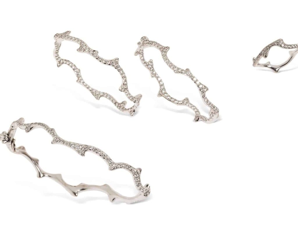 Pour estimer un bijou Dior, il est essentiel de prendre en compte plusieurs facteurs clés.
Tout d’abord, il est important d’examiner le design et la collection à laquelle appartient le bijou. Les pièces de collections limitées ou emblématiques peuvent avoir une valeur plus élevée.
Ensuite, l’état du bijou joue un rôle crucial dans sa stima. Un bijou en excellent état, sans rayures ni dommages, sera généralement évalué à un prix plus élevé.
La provenance est également un élément à considérer. Si le bijou a une histoire ou a appartenu à une personnalité célèbre, cela peut augmenter sa valeur.
Enfin, il est recommandé de faire appel à un perito spécialisé dans les bijoux de luxe pour obtenir une perizia précise. Ce dernier pourra fournir une évaluation basée sur des critères de marché actuels et des ventes comparables.
En résumé, pour estimer un bijou Dior, il faut analyser le design, l’état, la provenance et consulter un perito pour une évaluation professionnelle. Pour estimer un bijou Dior, il est essentiel de prendre en compte plusieurs facteurs clés.
Tout d’abord, il est important d’examiner le design et la collection à laquelle appartient le bijou. Les pièces de collections limitées ou emblématiques peuvent avoir une valeur plus élevée.
Ensuite, l’état du bijou joue un rôle crucial dans sa stima. Un bijou en excellent état, sans rayures ni dommages, sera généralement évalué à un prix plus élevé.
La provenance est également un élément à considérer. Si le bijou a une histoire ou a appartenu à une personnalité célèbre, cela peut augmenter sa valeur.
Enfin, il est recommandé de faire appel à un perito spécialisé dans les bijoux de luxe pour obtenir une perizia précise. Ce dernier pourra fournir une évaluation basée sur des critères de marché actuels et des ventes comparables.
En résumé, pour estimer un bijou Dior, il faut analyser le design, l’état, la provenance et consulter un perito pour une évaluation professionnelle.
