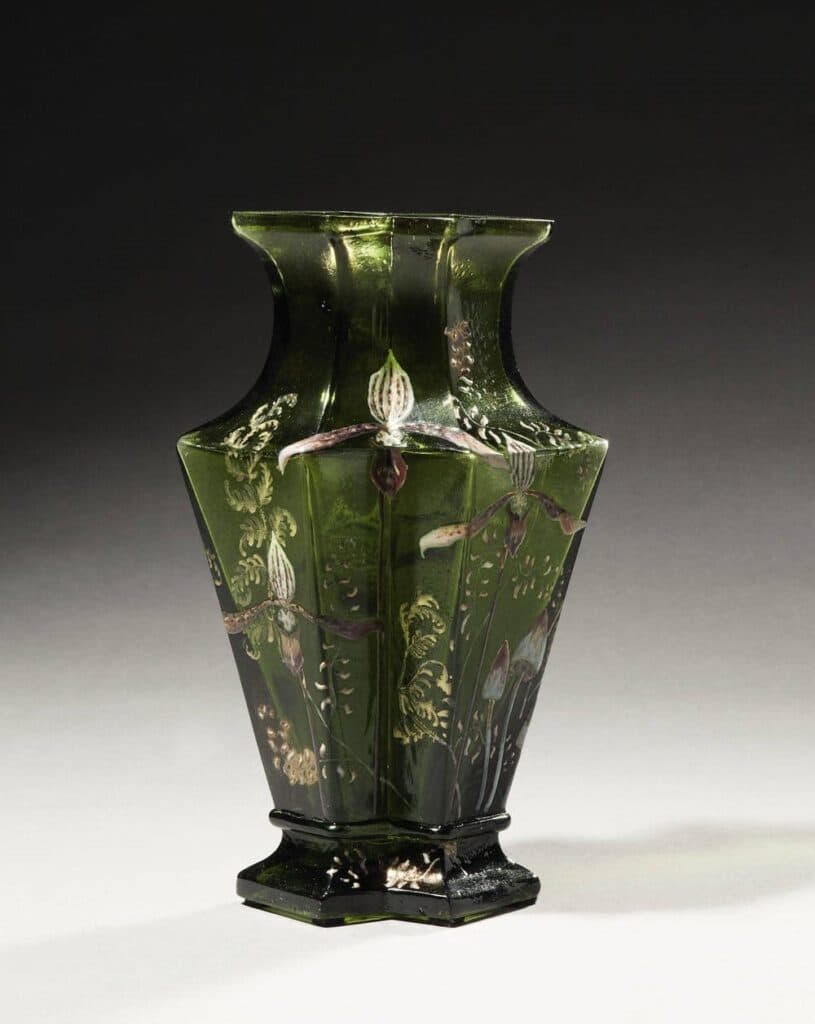 Pour estimer un vase en marqueterie de verre, il est essentiel de prendre en compte plusieurs critères.
Tout d’abord, examinez la qualité de la marqueterie. Les détails et la finesse des motifs sont des indicateurs importants de la valeur. Un travail soigné et complexe peut significativement augmenter la stima.
Ensuite, vérifiez l’état général du vase. Les éraflures, les éclats ou les réparations peuvent affecter la valeur. Un vase en parfait état sera toujours plus recherché lors d’une asta.
La provenance et l’âge du vase sont également des éléments clés. Un vase d’un artiste ou d’une maison de verre renommée, ou ayant une histoire intéressante, peut avoir une cote plus élevée.
Enfin, consultez les ventes aux enchères précédentes pour des objets similaires afin d’avoir une idée des prix du marché. Les résultats d’asta passées peuvent fournir des informations précieuses pour établir une estimation réaliste.
En résumé, pour une estimation précise, il est conseillé de faire appel à un perito spécialisé dans les objets en verre. Pour estimer un vase en marqueterie de verre, il est essentiel de prendre en compte plusieurs critères.
Tout d’abord, examinez la qualité de la marqueterie. Les détails et la finesse des motifs sont des indicateurs importants de la valeur. Un travail soigné et complexe peut significativement augmenter la stima.
Ensuite, vérifiez l’état général du vase. Les éraflures, les éclats ou les réparations peuvent affecter la valeur. Un vase en parfait état sera toujours plus recherché lors d’une asta.
La provenance et l’âge du vase sont également des éléments clés. Un vase d’un artiste ou d’une maison de verre renommée, ou ayant une histoire intéressante, peut avoir une cote plus élevée.
Enfin, consultez les ventes aux enchères précédentes pour des objets similaires afin d’avoir une idée des prix du marché. Les résultats d’asta passées peuvent fournir des informations précieuses pour établir une estimation réaliste.
En résumé, pour une estimation précise, il est conseillé de faire appel à un perito spécialisé dans les objets en verre.