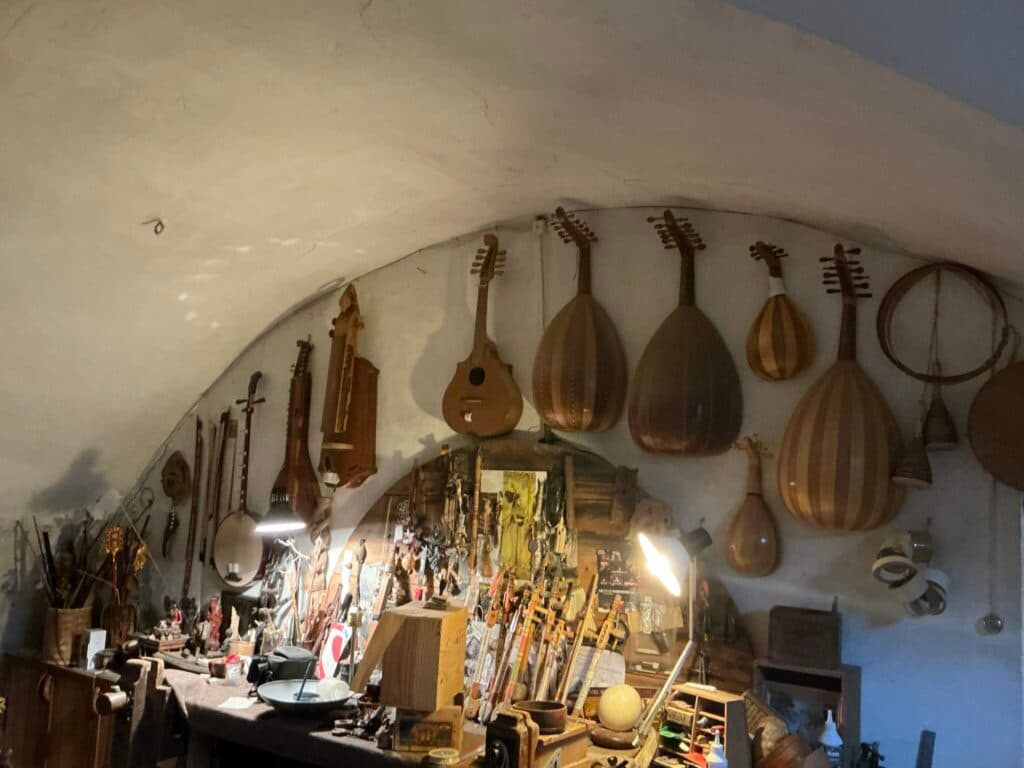 Stima del valore di un assortimento vario di strumenti musicali del mondo