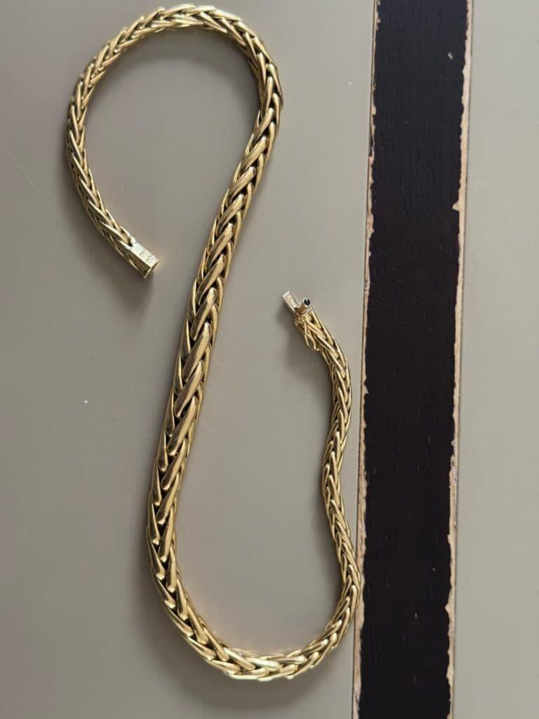 Stima del valore di una collana a maglia palma firmata dalla Maison Caplain St Andre con chiusura in cabochon di zaffiro