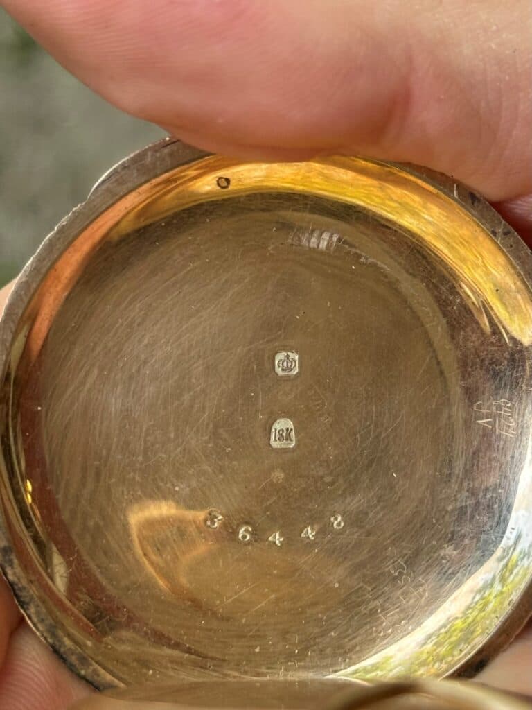 Stima del valore di un orologio da tasca antico in oro 18K decorato: ricerca dell’origine e della data possibile