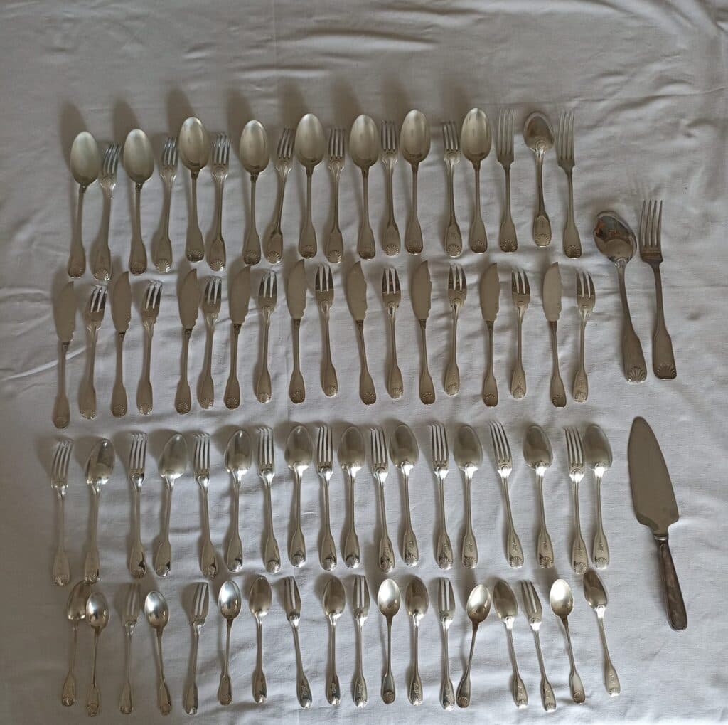 Stima di un insieme completo di posate in argento Christofle in stile Vendome, un prezioso patrimonio familiare risalente al 1935