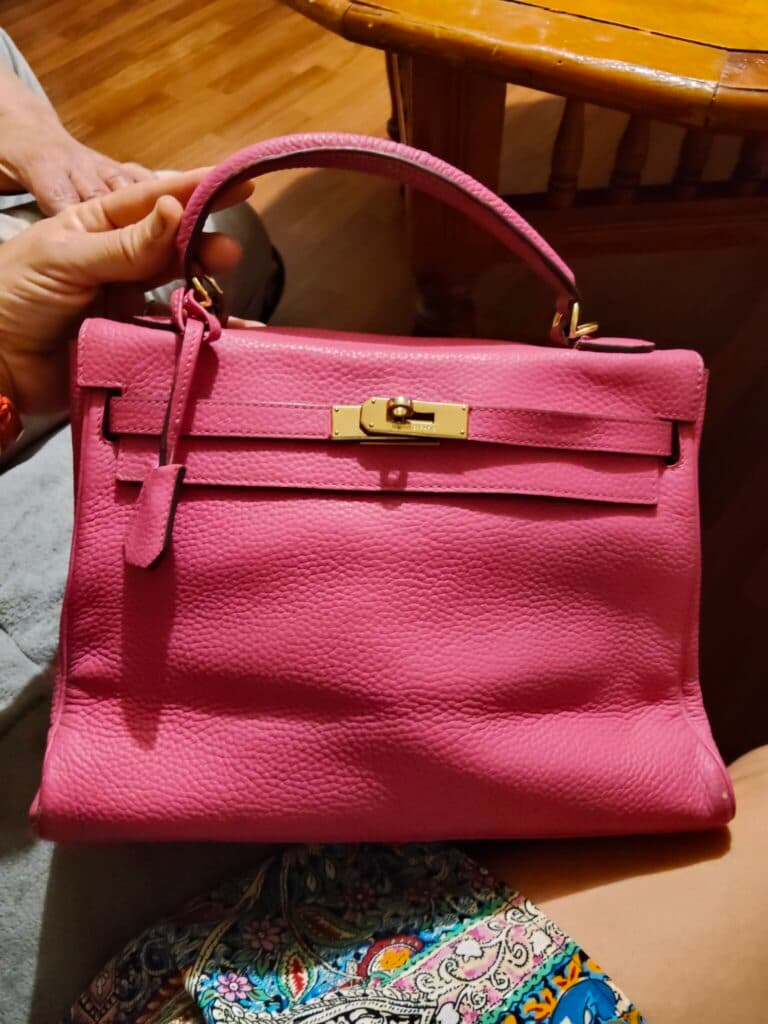 Stima del valore di una borsa Hermes Kelly Birkin colore rosa in pelle a grana accompagnata da ferri dorati