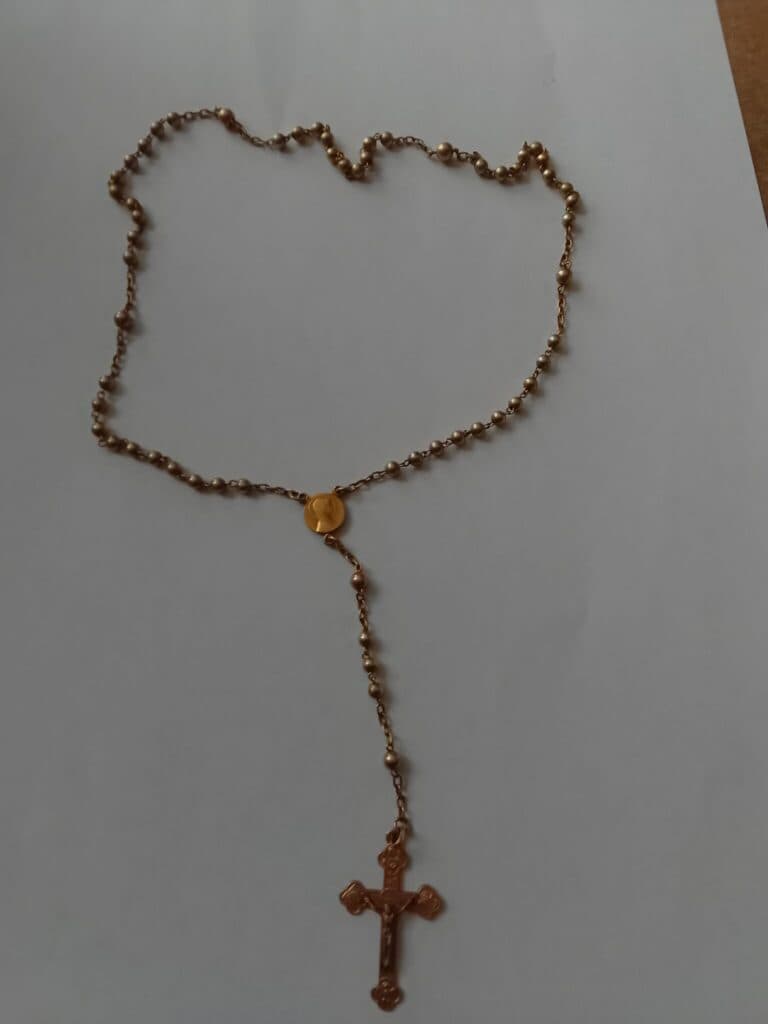 Stima del valore di un anello rosario in oro ornato con un punzone a forma di testa d’aquila