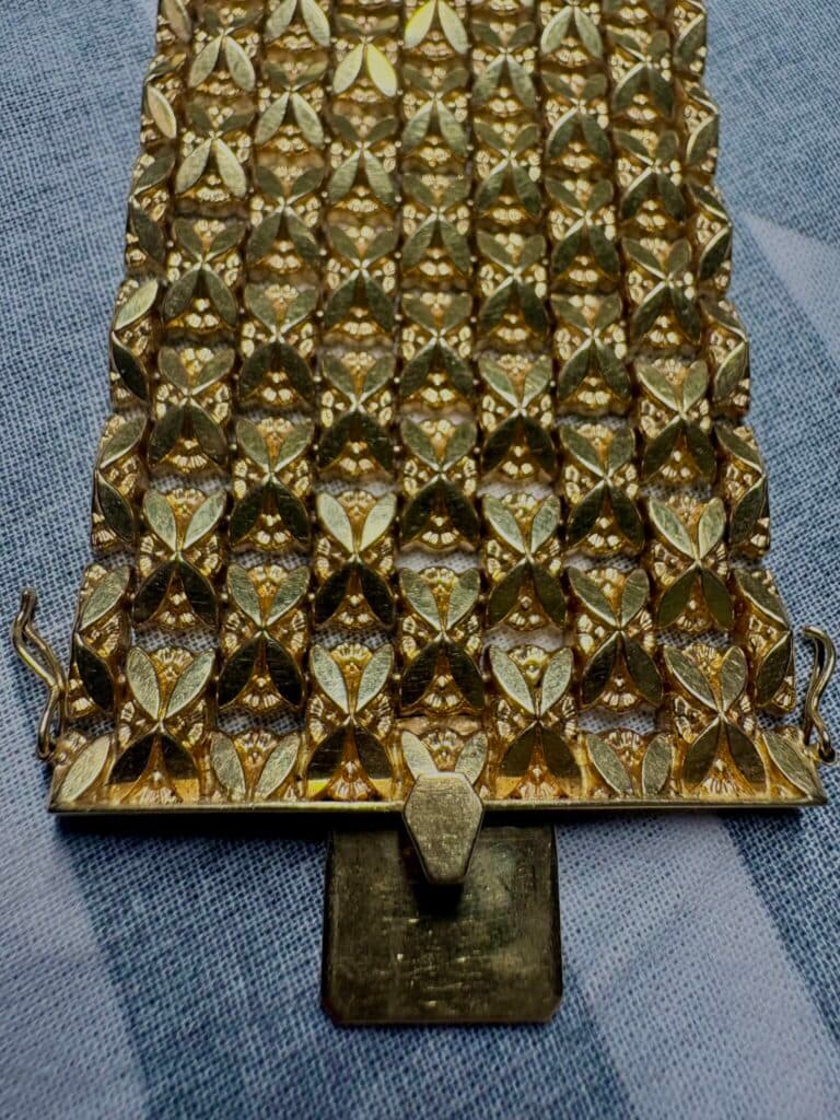 Stima di un elegante bracciale Art Deco in oro puro 18 carati con un peso totale di 114 grammi