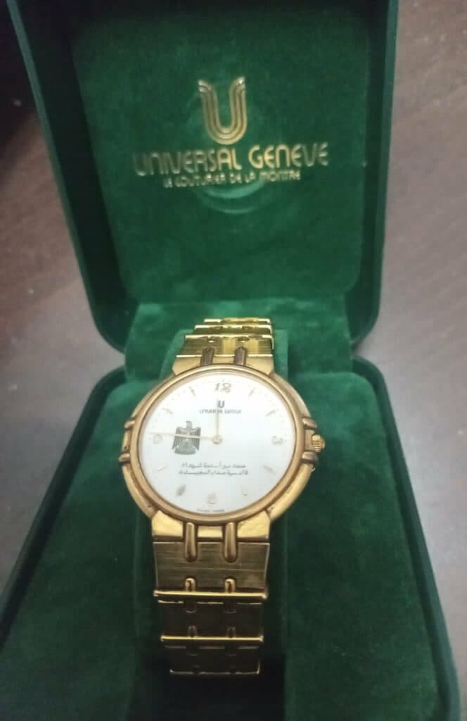Stima di un orologio Universal Geneve in oro placcato, edizione speciale Iraq 1991 in perfette condizioni con scatola originale.